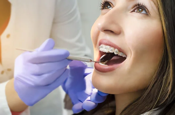 imagen de una señorita haciendose una revision de dientes