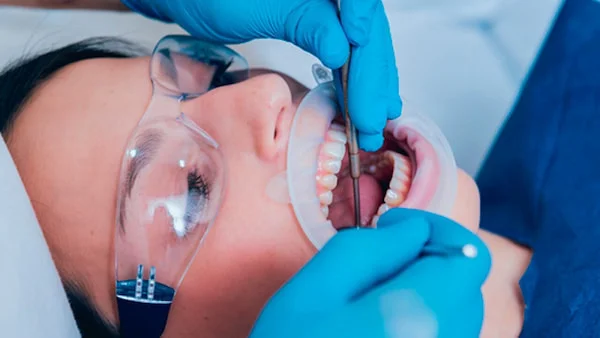 imagen de una señorita haciendose una endodoncia